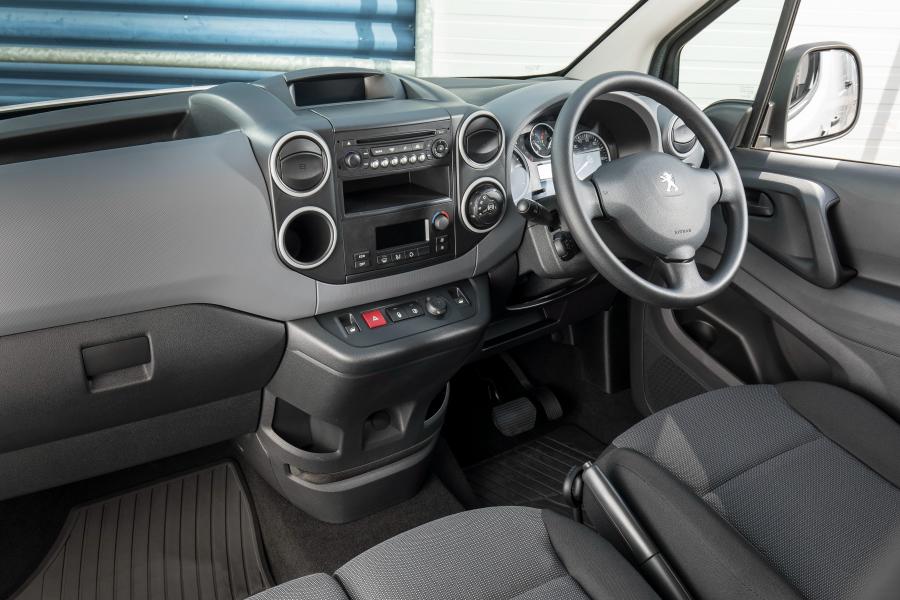 Интерьер Peugeot Partner Van Long Electric 2017 года  (UK) (фото 10 из 11)